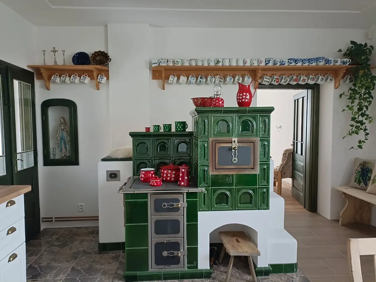 Kuchyň s kachlovými kamny, ve kterých se dá topit