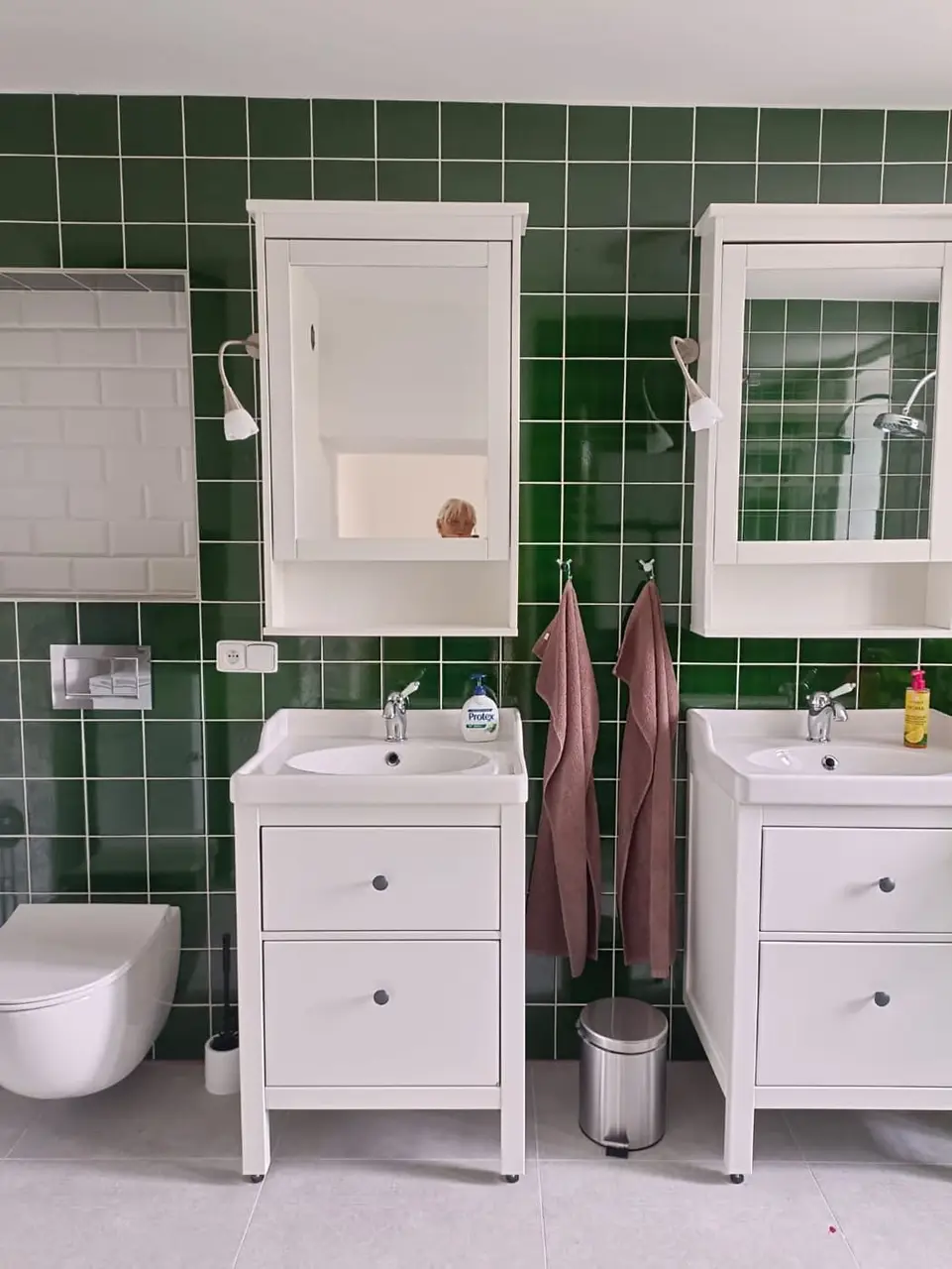 Koupelna se sprchovým koutem, dvěma umyvadly a WC