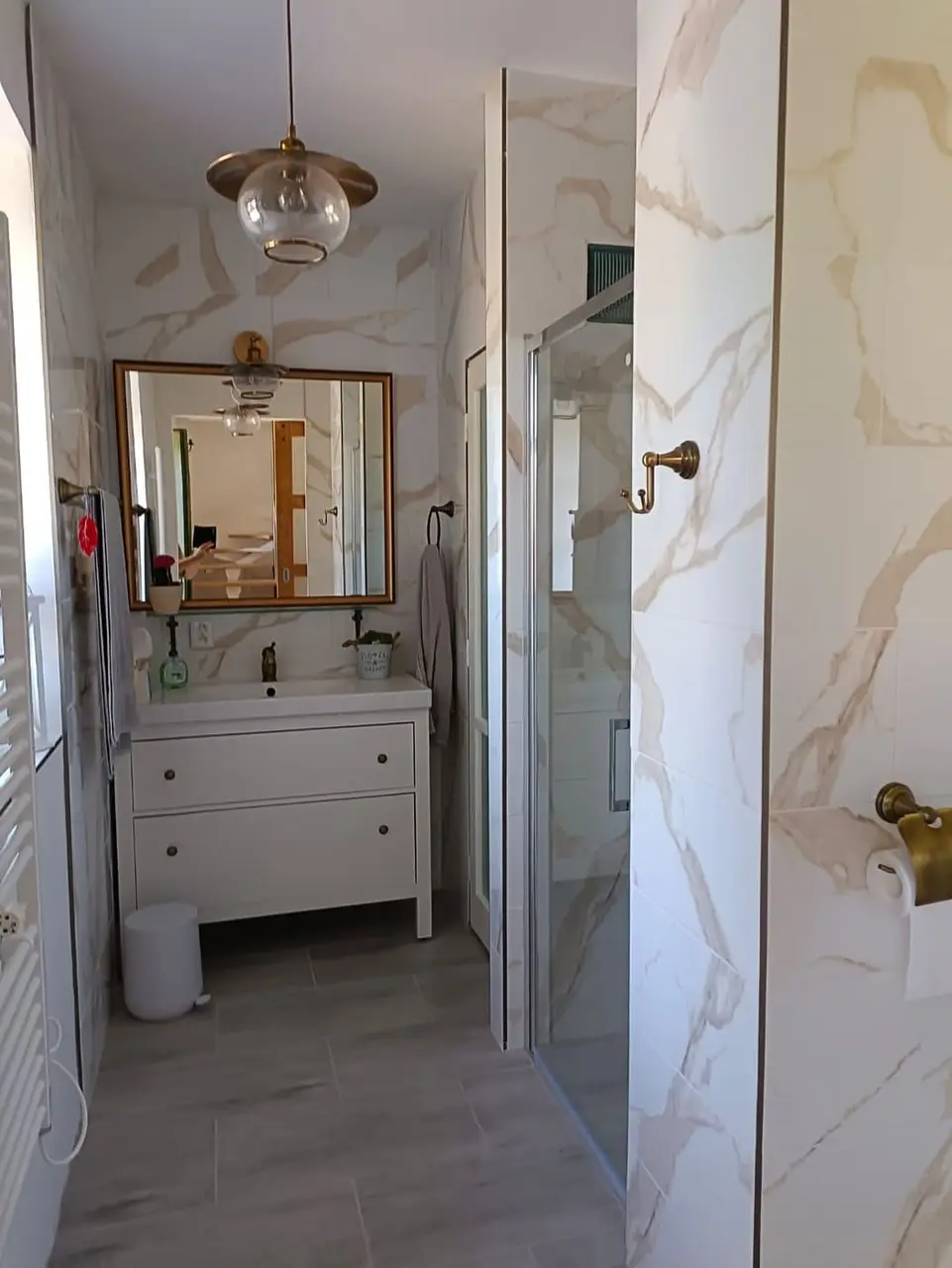 Koupelna se sprchovým koutem a WC