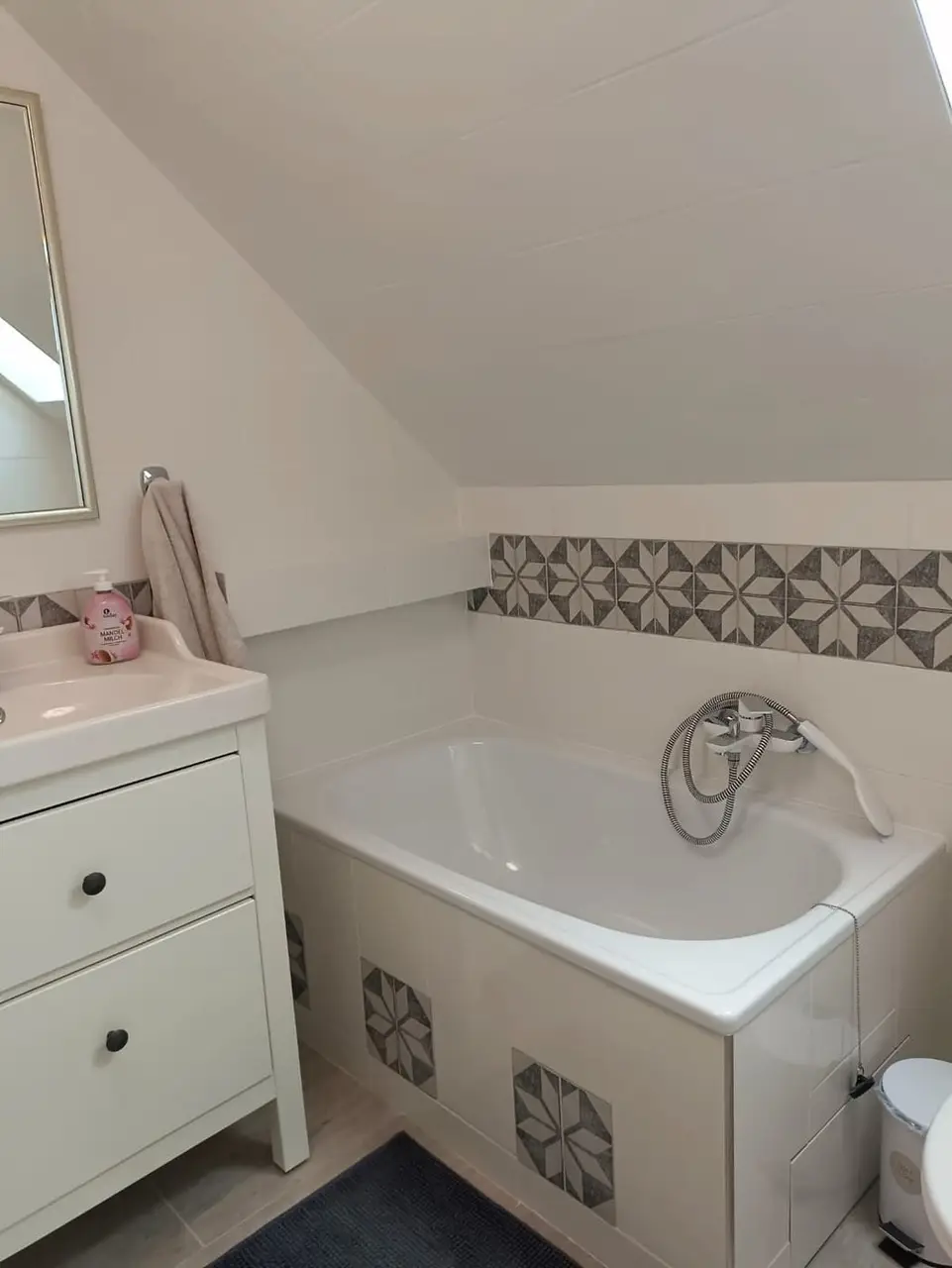 Druhá koupelna s WC vedle schodiště