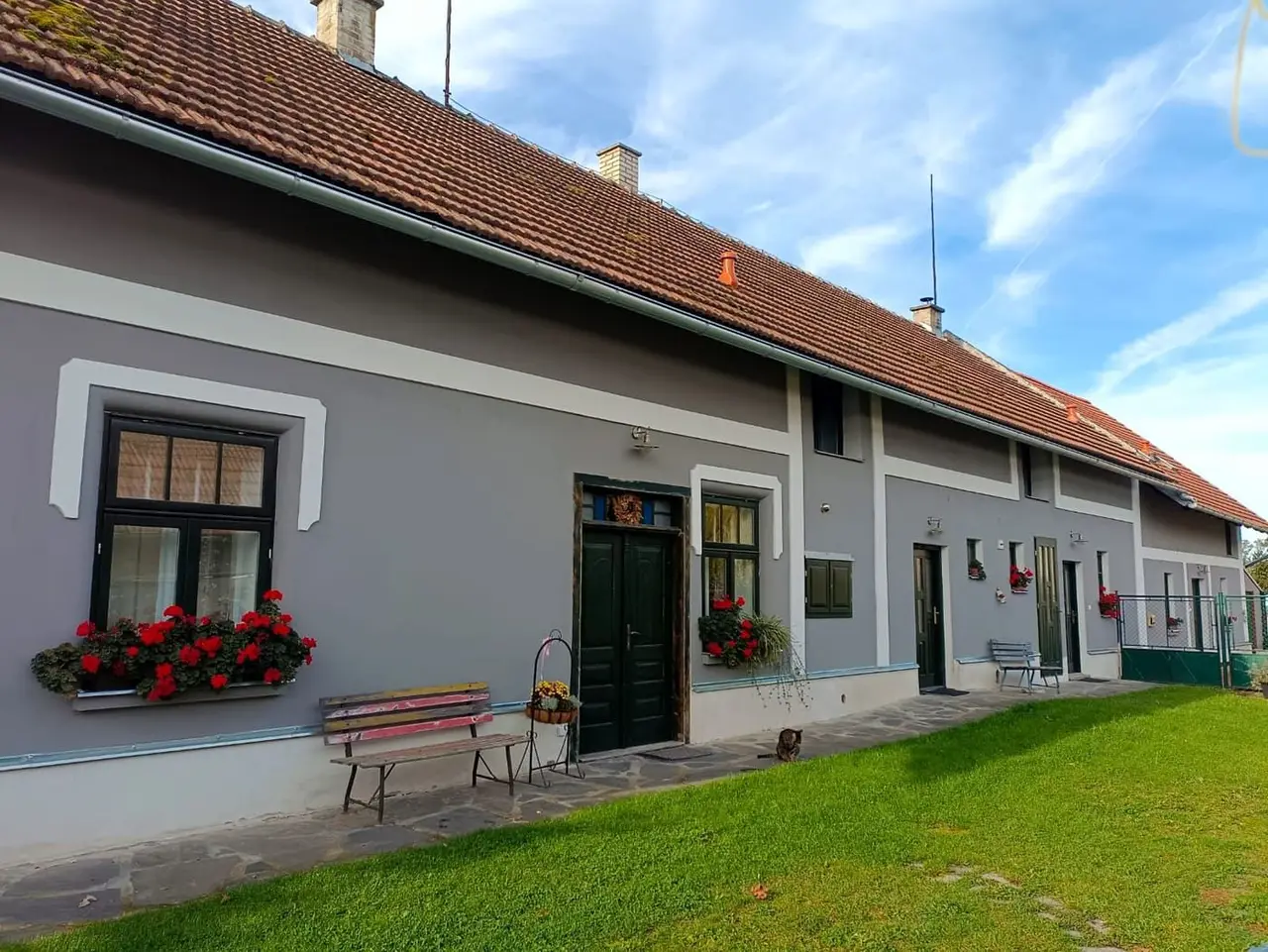 Vchod do druhého apartmánu, ze dvora