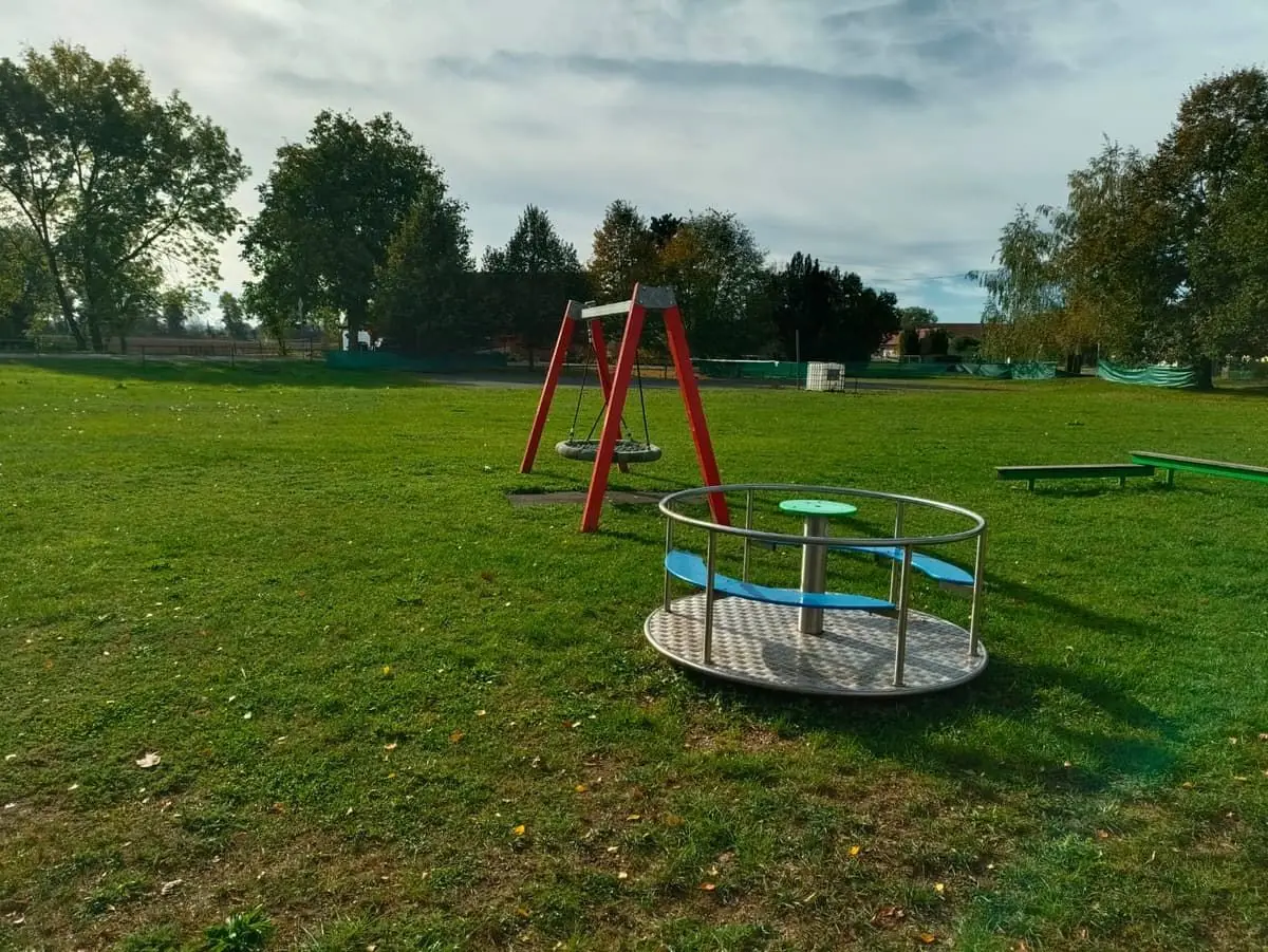 Dětské hřiště v Bojmanech s houpačkou a kolotočem